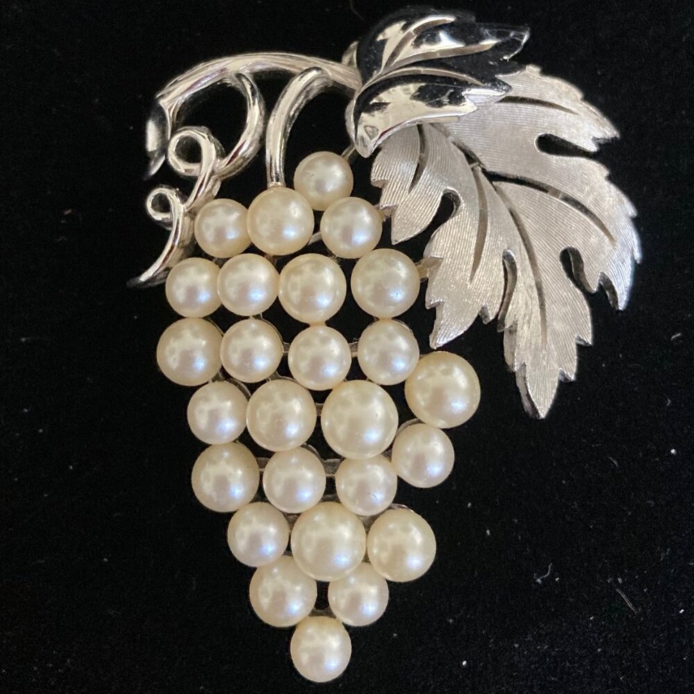 Crown Trifari Vintage Faux Pearls Grape Cluster Brooch Pin Silver Tone Signed